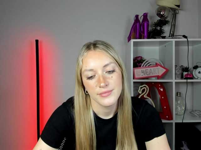 EvelynBlond live cam on BongaCams