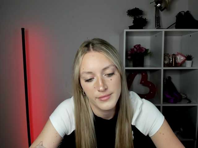 EvelynBlond live cam on BongaCams