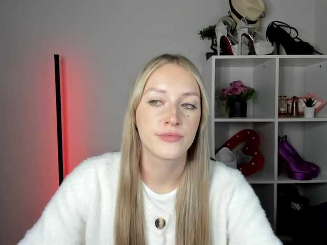 EvelynBlond live cam on BongaCams