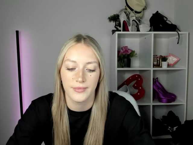 EvelynBlond, live now on BongaCams