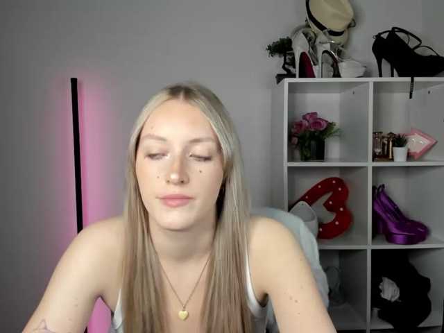 EvelynBlond live cam on BongaCams