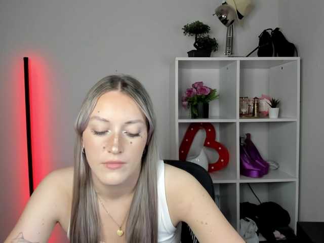 EvelynBlond live cam on BongaCams