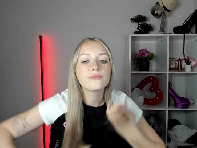 EvelynBlond live cam on BongaCams