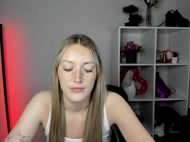 EvelynBlond live cam on BongaCams