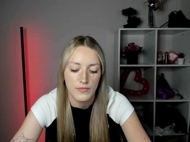 EvelynBlond live cam on BongaCams