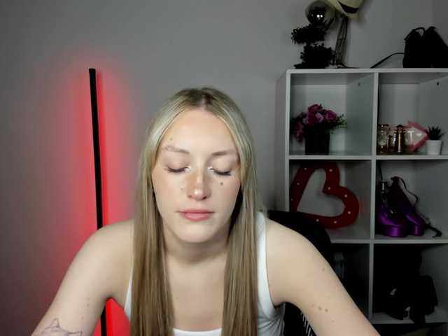 EvelynBlond live cam on BongaCams