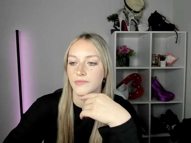 EvelynBlond, live now on BongaCams