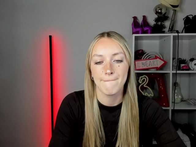 EvelynBlond live cam on BongaCams
