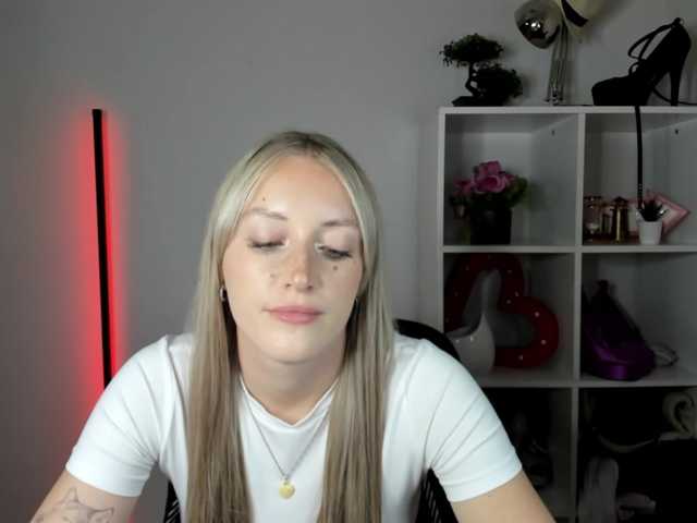 EvelynBlond live cam on BongaCams