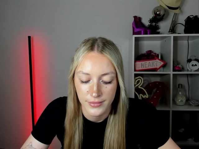 EvelynBlond live cam on BongaCams