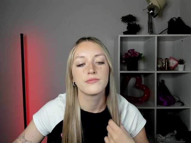 EvelynBlond live cam on BongaCams