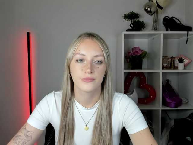 EvelynBlond live cam on BongaCams