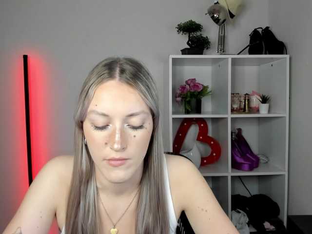 EvelynBlond live cam on BongaCams