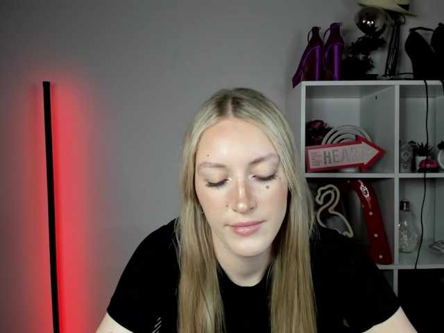 EvelynBlond live cam on BongaCams