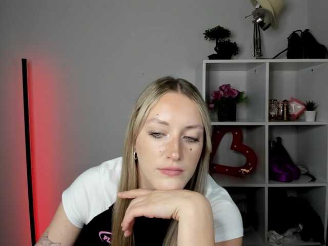 EvelynBlond live cam on BongaCams