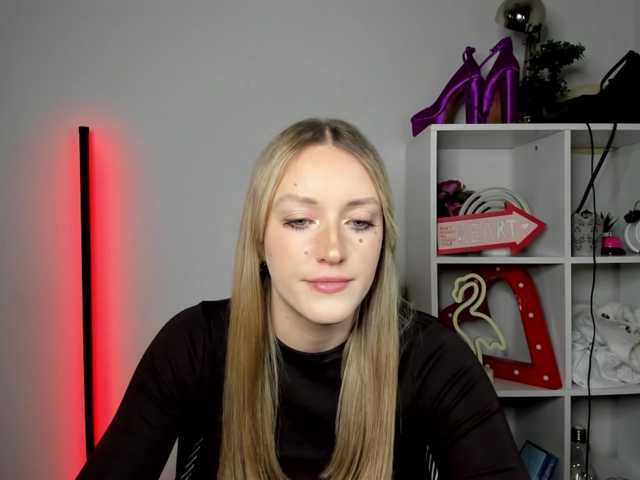 EvelynBlond26 webcam