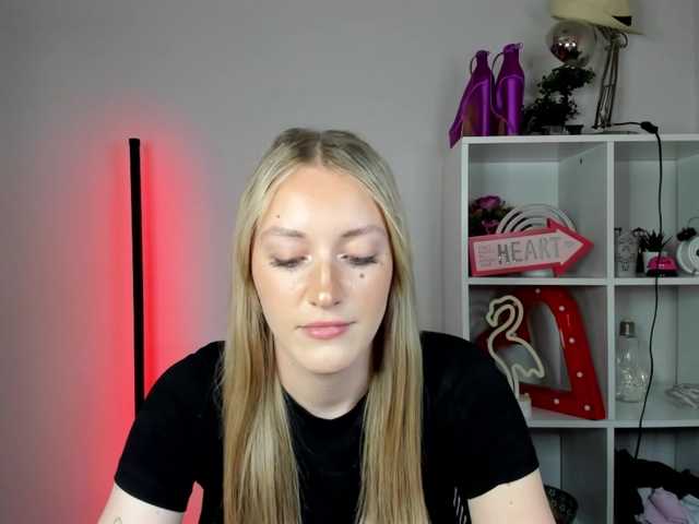 EvelynBlond live cam on BongaCams