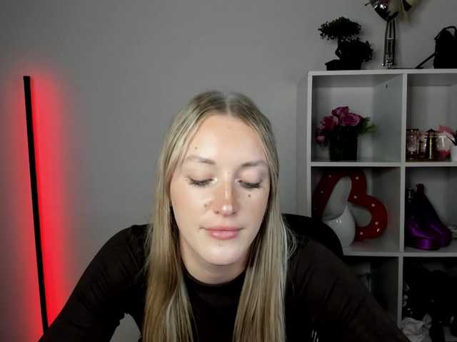 EvelynBlond live webcam show