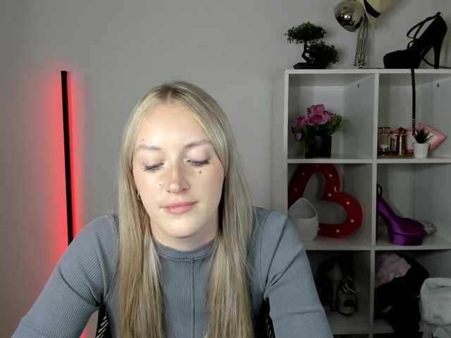 EvelynBlond live cam on BongaCams