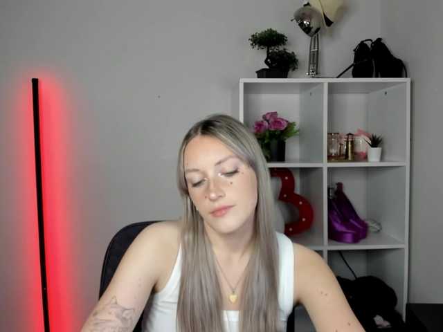 EvelynBlond live cam on BongaCams