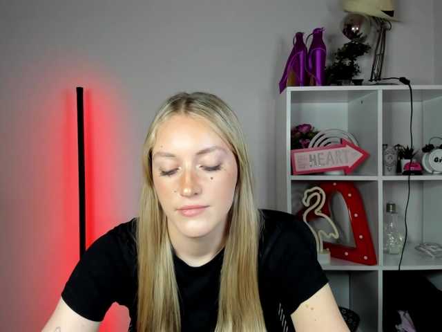 EvelynBlond live cam on BongaCams