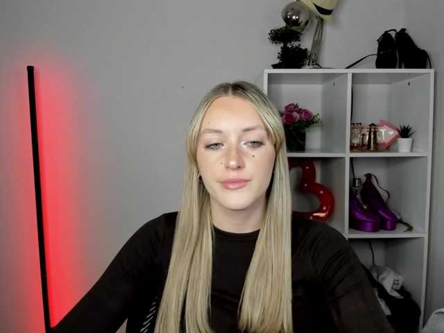 EvelynBlond live cam on BongaCams