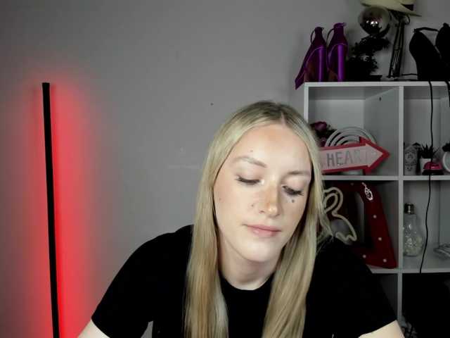 EvelynBlond live cam on BongaCams