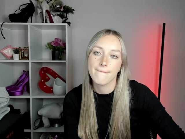EvelynBlond live cam on BongaCams