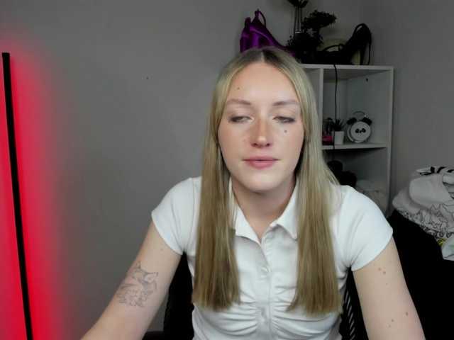 EvelynBlond's BongaCams show and profile