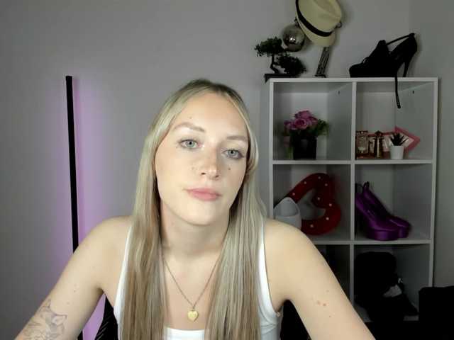EvelynBlond live cam on BongaCams