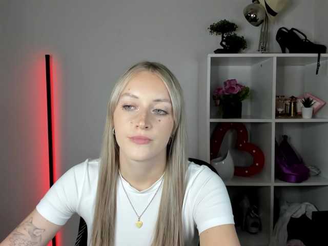 EvelynBlond live cam on BongaCams