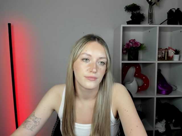 EvelynBlond26 live webcam show