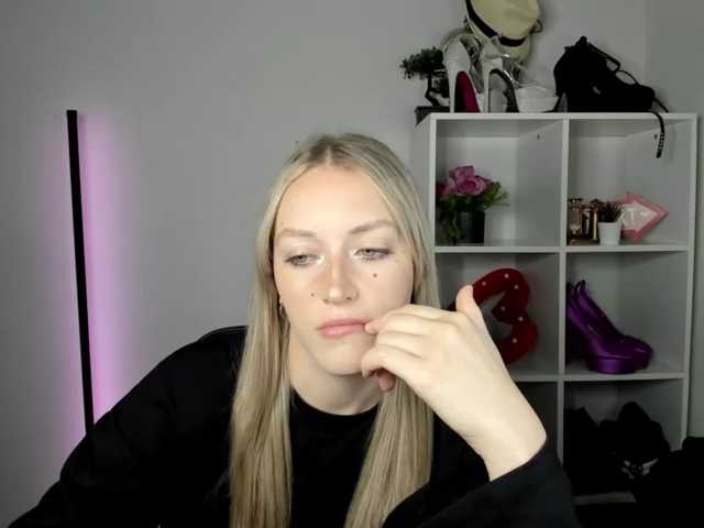 EvelynBlond, live now on BongaCams