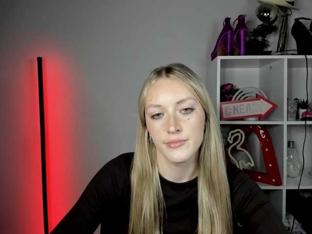 EvelynBlond live cam on BongaCams