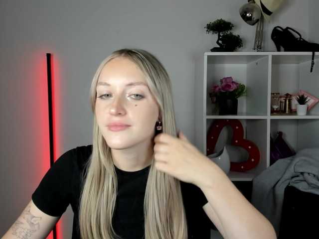 EvelynBlond live cam on BongaCams