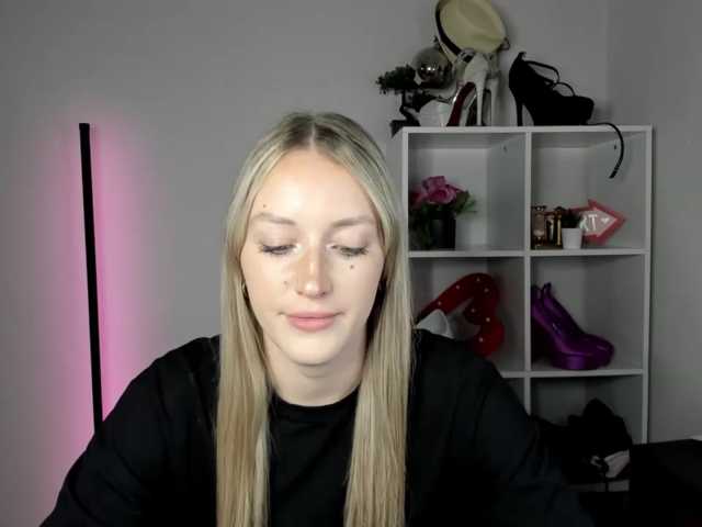 EvelynBlond live cam on BongaCams