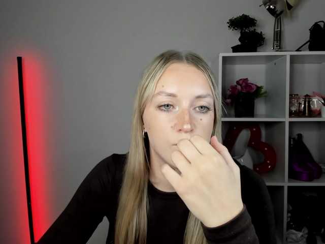 EvelynBlond live cam on BongaCams