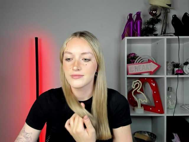 EvelynBlond live cam on BongaCams