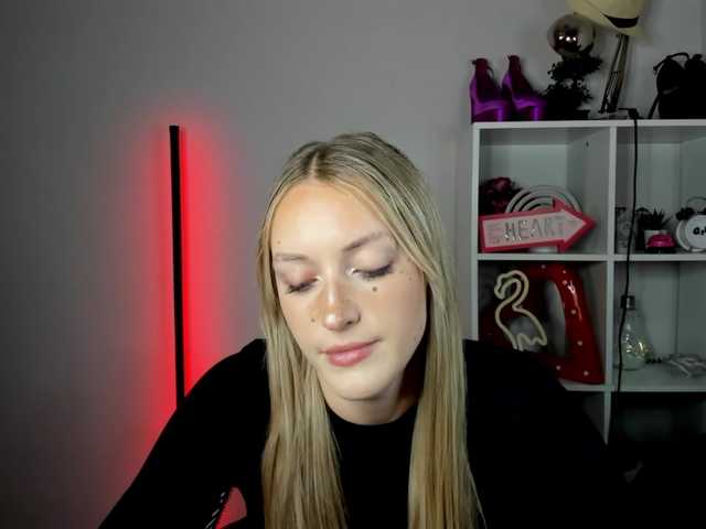 EvelynBlond live cam on BongaCams