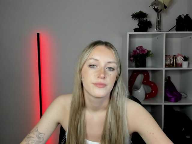 EvelynBlond live cam on BongaCams