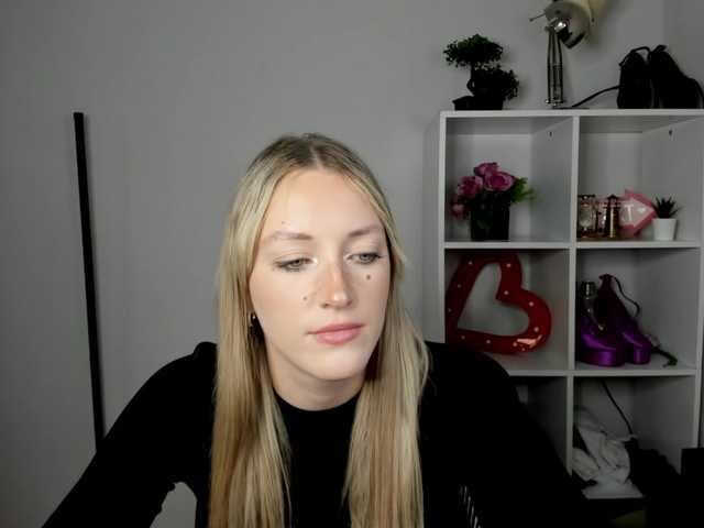 EvelynBlond live cam on BongaCams