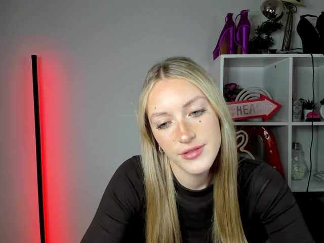 EvelynBlond live cam on BongaCams