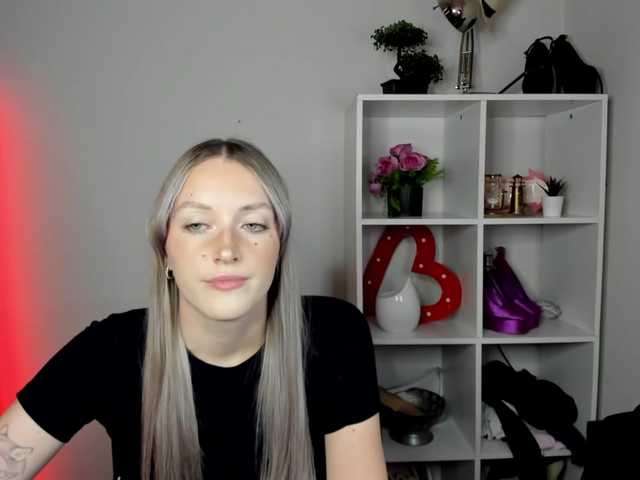 EvelynBlond live cam on BongaCams