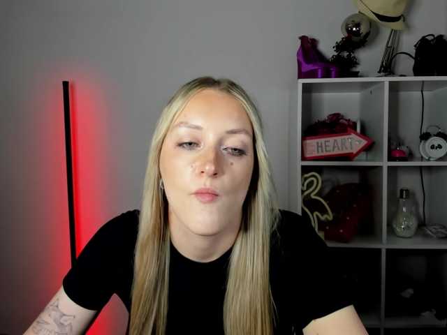 EvelynBlond live cam on BongaCams