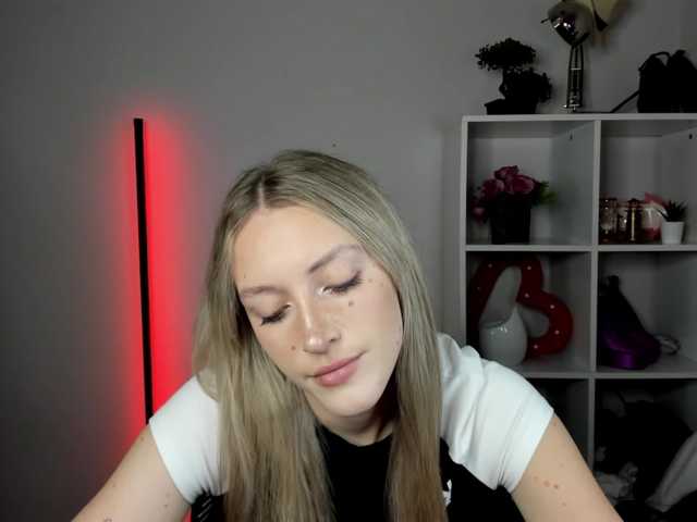 EvelynBlond26 live webcam show
