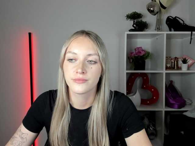 EvelynBlond live cam on BongaCams