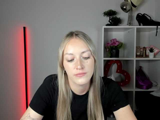 EvelynBlond live cam on BongaCams