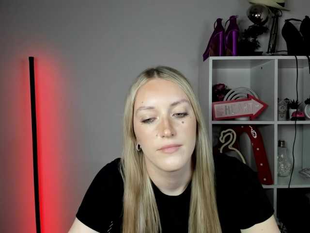 EvelynBlond live cam on BongaCams