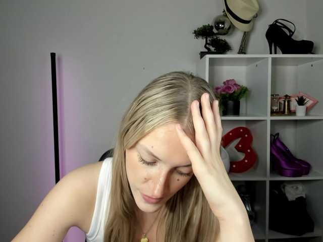 EvelynBlond live cam on BongaCams