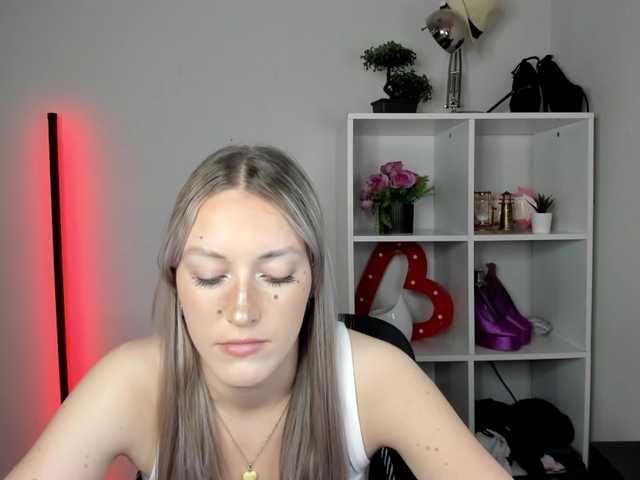 EvelynBlond live cam on BongaCams